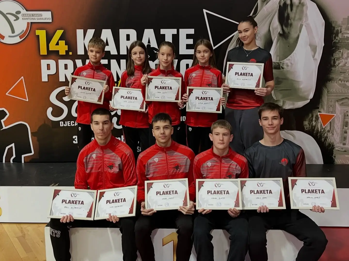Takmičari KK Champion nakon dodjele plaketa